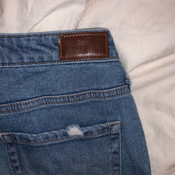 Hollister High Rise Mom Jean !! 🤍 - Picture 5 of 6